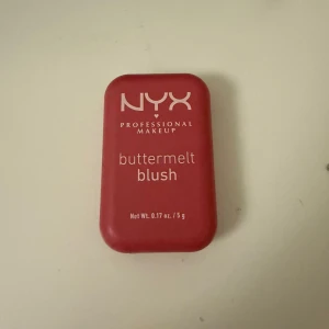 NYX Buttermelt Blush röd ”BUTTA WITH TIME” - NYX Buttermelt Blush i en intensiv röd nyans. Kommer i en smidig, rektangulär dosa med spegel. Perfekt för att ge kinderna en fräsch och färgstark look. Pudret har en sammetslen textur som smälter in fint på huden.