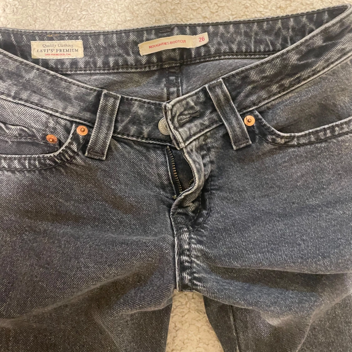 Gråa Levis jeans - 2