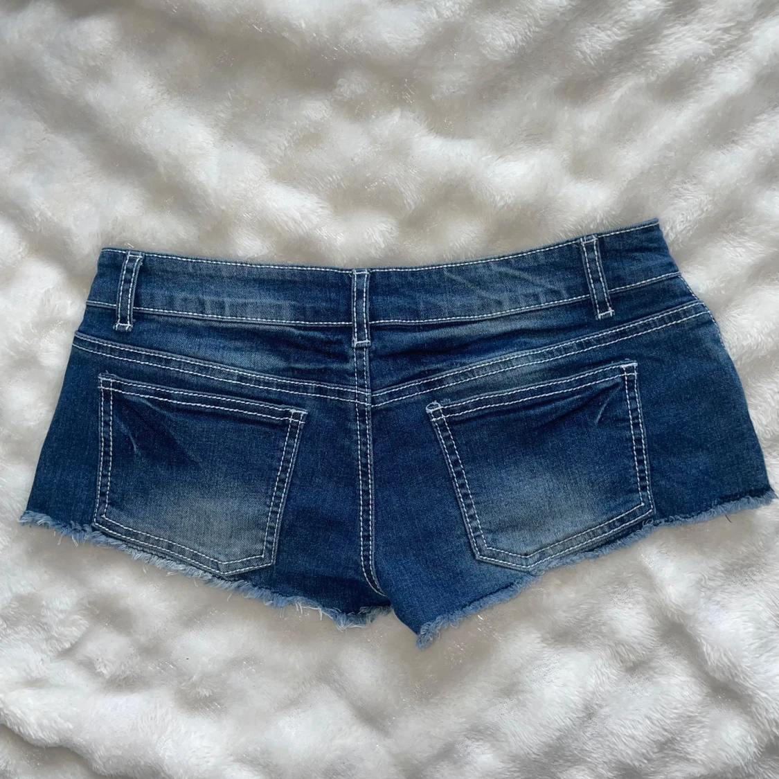 Blå slitna jeansshorts med fransig kant - 1