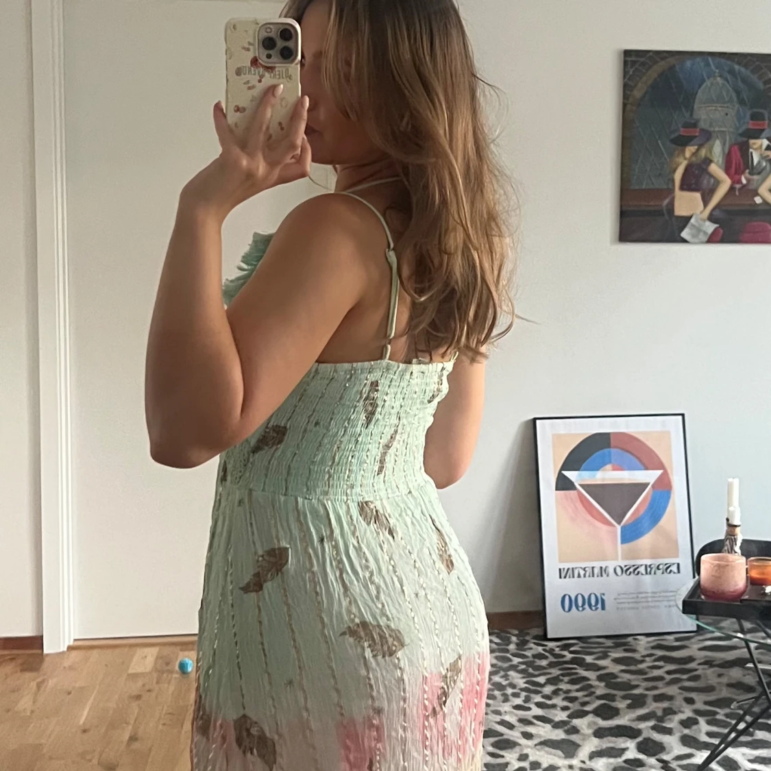 Pastellfärgad långklänning med volang - 1