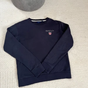 Marinblå sweatshirt från GANT - Skitsnygg sweatshirt från GANT! Använd mindre än 10 gånger, mycket bra skick och inget slitage. Storlek S, normal i storleken. Nypris 1300.