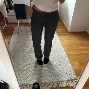 Mörkgrå kostymbyxor med rak passform - Snygga mörkgrå kostymbyxor med låg midja