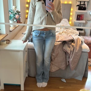Ljusblå lågmidjade bootcut jeans - Supersnygga lågmidjade bootcutjeans som är ljusblå. Dem är från subdued och är lite slitna nere vid benen men inget som man tänker på. Originalpris är 799. Priset kan diskuteras. Använd gärna köp nu💕