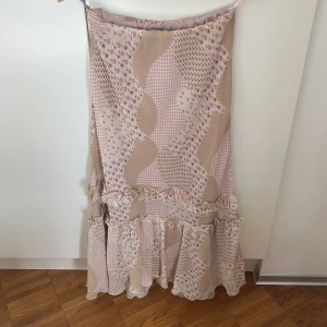 Sommarkjol med volanger från Zara - Jättefin långkjol från Zara. Resor i midjan så passar xs-s/m. Den är lite längre där bak vilket ger en jättefin effekt. Så söta blommor och prickar. Väldigt luftig och skön nu i sommar🍓