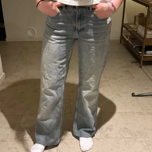 Straight Zara jeans - Säljer dessa straight jeans från Zara, knappt använda men däremot uppsydda till min längd (jag är 158cm)