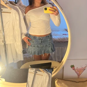 Vit offshoulder ribbad topp - Säljer en vit långärmad topp med offshoulder-design. Toppen är ribbad och har en tight passform🤩🤩