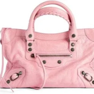 Rosa Balenciaga handväska - En as snygg ljus rosa Balenciaga väska. Väldigt snygg men har lite tecken på användning