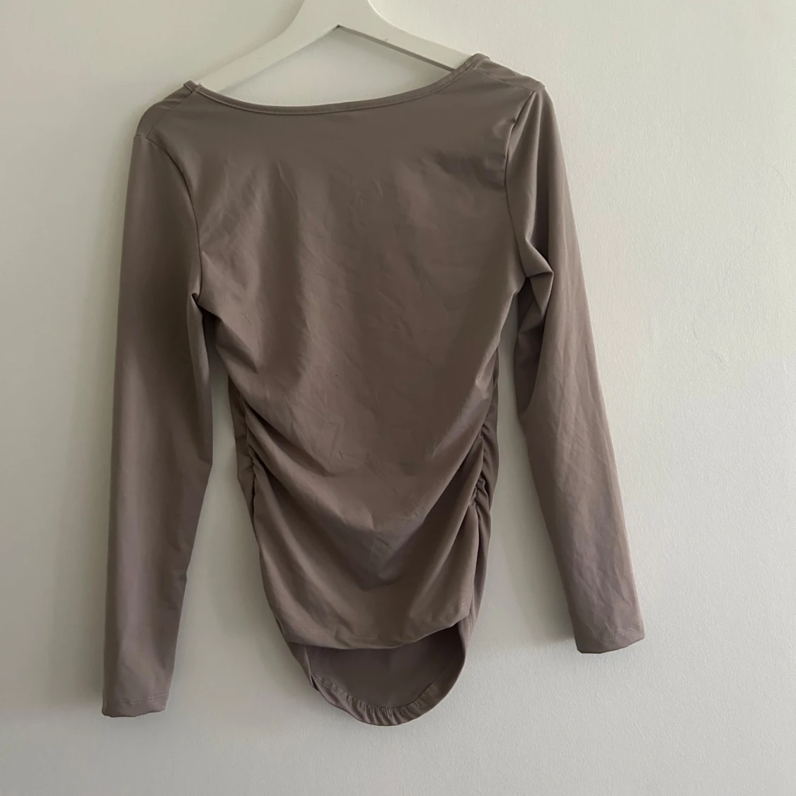 Beige långärmad topp med fyrkantig ringning - 1