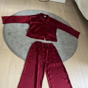 Silky pyjama set - Fin vinröd pyjama set skön material men lite lång i storleken 