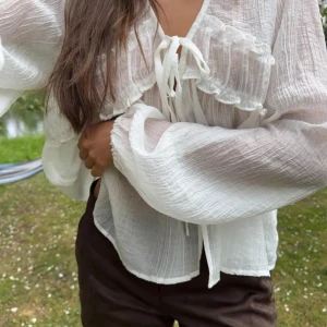 Fin Nelly blus - Säljer denna oanvända sommarblusen från Nelly med prislappen kvar🤍🩵. Storlek S men passar även M/L. Nypris: 399 kr men säljer för 299 kr. Köparen står för frakt. 📦 
