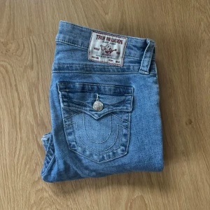 True Religion Becca Bootcut Jeans - Snygga ljusblå jeans från True Religion, modell Becca Mid Rise Bootcut. Storlek 27 i midjan. Dom är endast använda ett fåtal gånger och är i jättefint skick. Pris kan diskuteras 💓