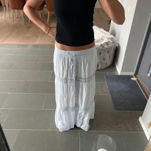 Ljusblå långkjol med spetsdetaljer - Blå långkjol💛💛