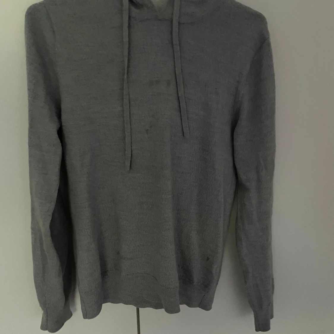 Grå hoodie med snörning - 1