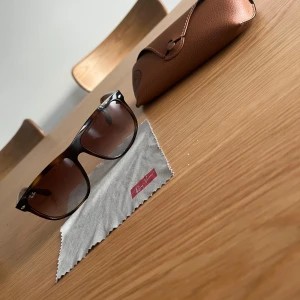  Ray-Ban boyfreind - Säljer nu mina feta rayban boyfreind. Dem är i riktigt bra skick för att varit använda hyfsat mycket! Skulle säga att skick är 7-8/10. Priset kan diskuteras! Hör av er om ni har frågor//Elvin.