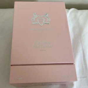 Parfums De Marly Delina Exlusif - Hej! Här säljer jag en blommig parfym. Den berskivs som en sensuell och lyxig.  Köpte den till min flickvän men blev tyvärr fel. En riktig sommarhit!!!