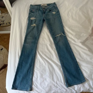 Lågmidjade hollister jeans - Snygga Lågmidjade hollister jeans med fina revor 💗 midja: 36cm innerbenslängd: 76cm, hör av er vid funderingar 😊 