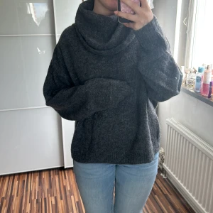 Mörkgrå stickad polotröja - Så mysig!!