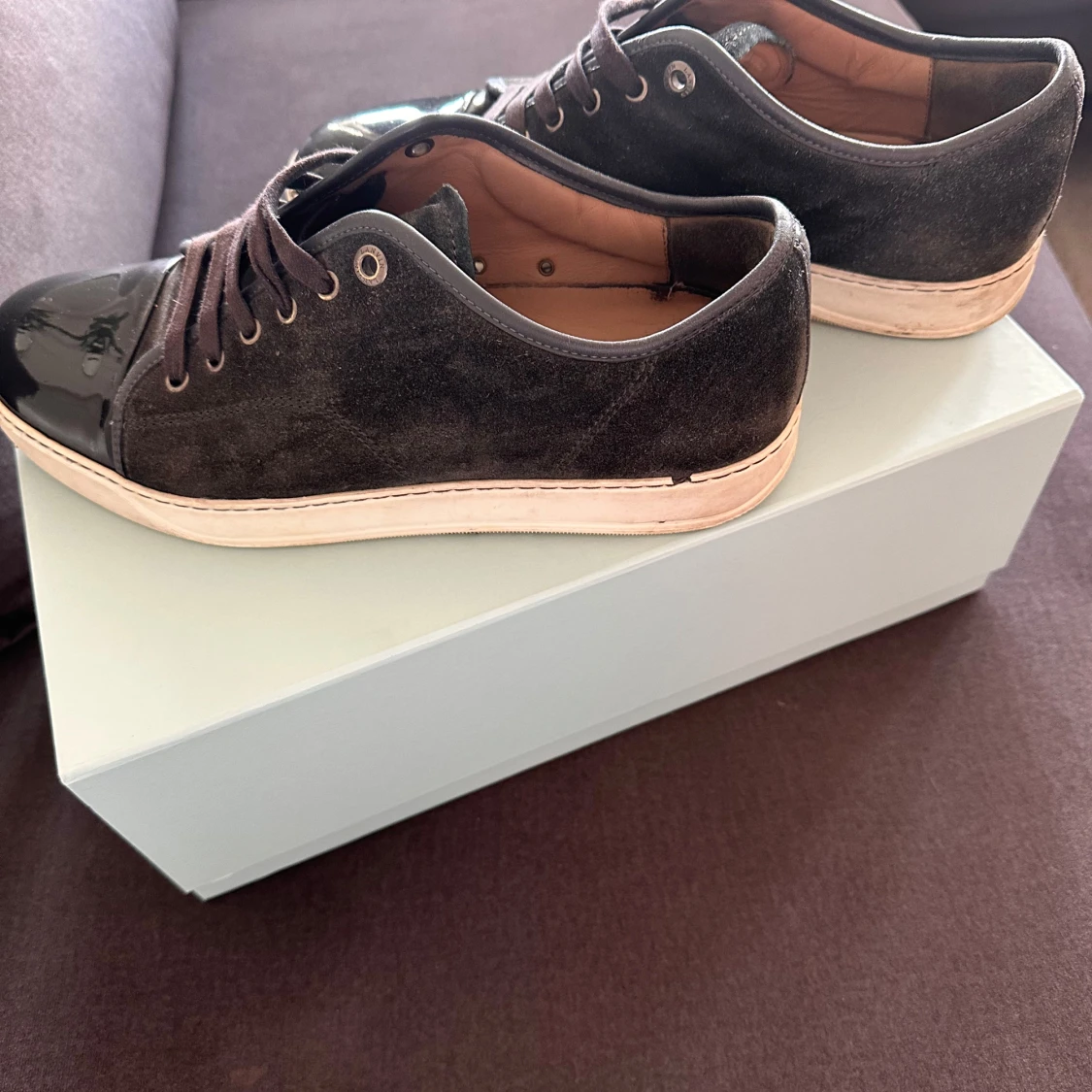 Svarta sneakers med lackad tå - 1