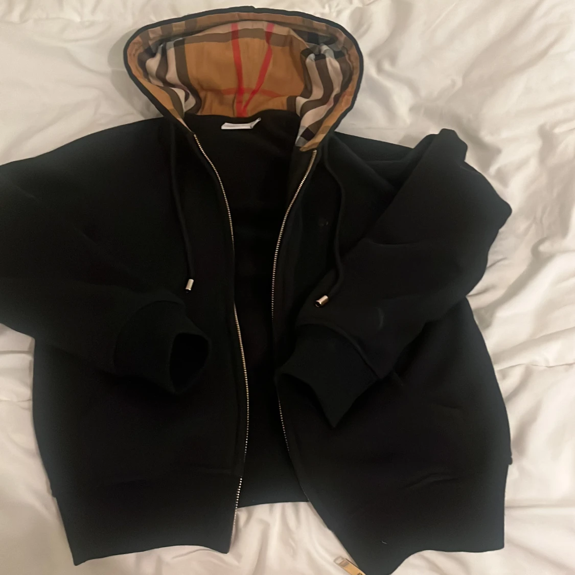 Svart Burberry hoodiejacka med rutig huva