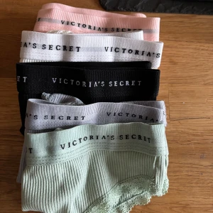 Victoria secret trosor - Helt oanvända Victoria secret trosor i 5 olika färger. Säljer eftersom jag fick dubbelt av dom.🩷 80kr st eller 350 för alla🩷