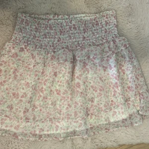 Kjol  - Blommig kjol från Gina Young i storlek 170