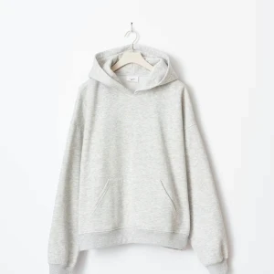 Ljusgrå hoodie med huva - En stilren ljusgrå hoodie med huva och känguruficka framtill. Tröjan har en relaxed passform och är tillverkad i mjuk bomullsblandning. Perfekt för chill dagar eller när du vill ha en enkel och clean look.