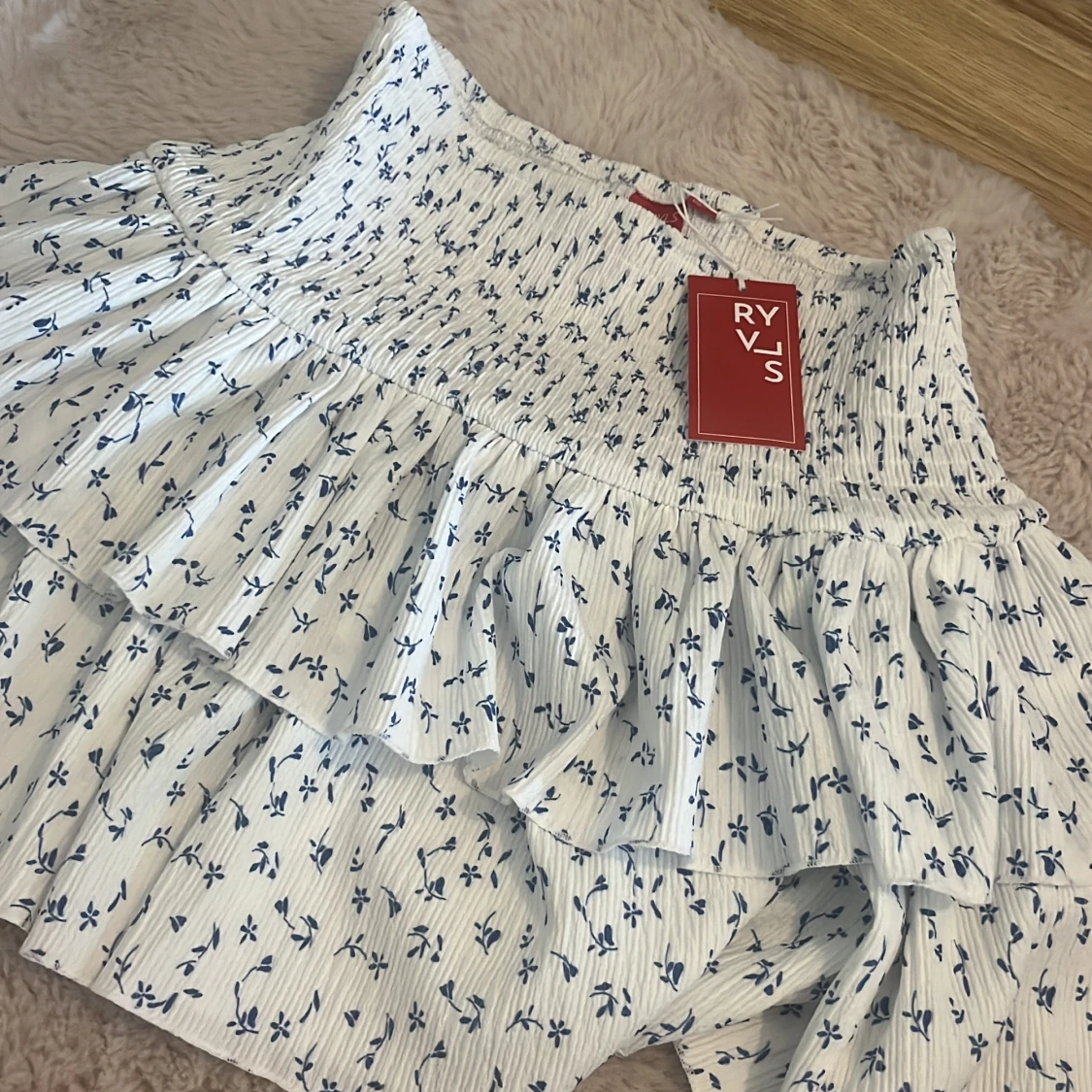 Vit/blå blommig kjol