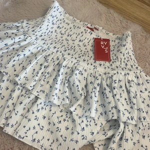 Vit/blå blommig kjol - Aldrig använd, prislapp är kvar