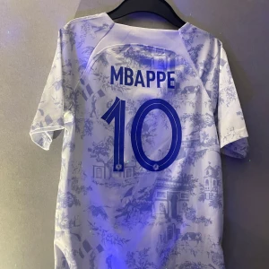 Frankrike fotbolls tröja mbappe  - Frankrike fotbolls tröja barn med mbappe på ryggen. Jag skulle säga att det är för 12-13 år 150-160 cm 