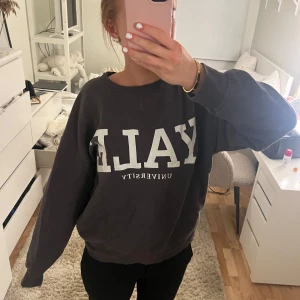Mörkgrå sweatshirt från H&M med Yale-tryck - Säljer en mörkgrå sweatshirt från H&M med stort vitt Yale University-tryck på framsidan. Tröjan har en klassisk rund hals och långa ärmar. Perfekt för en avslappnad stil. Den är i princip ny! 💞💞