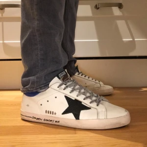Golden goose  - Snygga vita sneakers från Golden Goose. En ganska unik modell (VCE). Skorna har grå snörning och en klassisk design som passar perfekt för en avslappnad stil. Box medföljer men tyvärr inte dustbag🙌