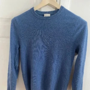 John Henric Kashmire  - John Henric Kashmire tröja | Skick 9/10, nästan aldrig använd | Storlek S | Nypris ca 2200 kr | Mitt pris 1099 kr | Fraktar via postnord eller instabox🚚📦 Priset är inte hugget i sten och hör av dig vid minsta lilla fråga😊