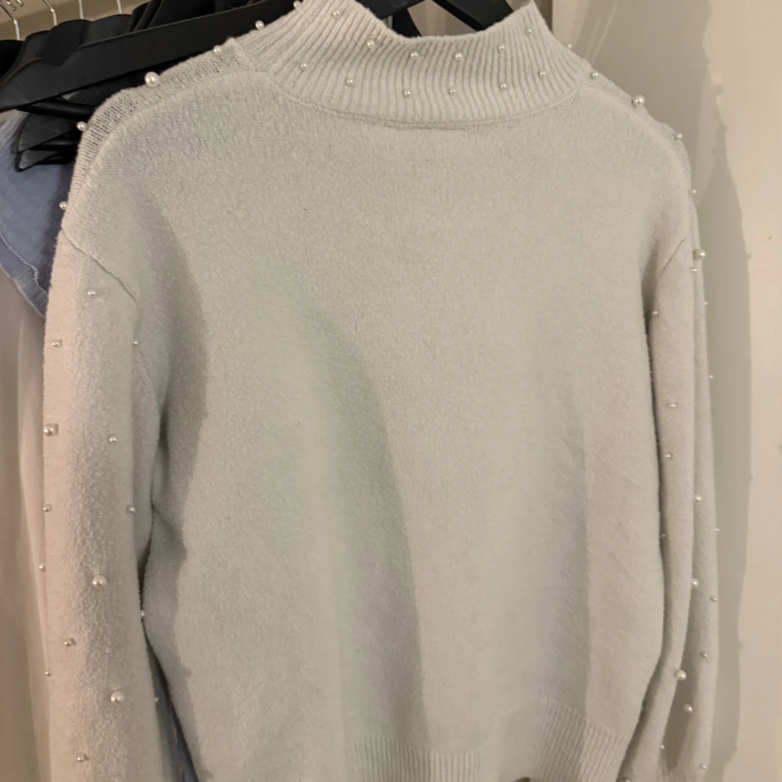 Vit tröja med pärlor från Kappahl - 1