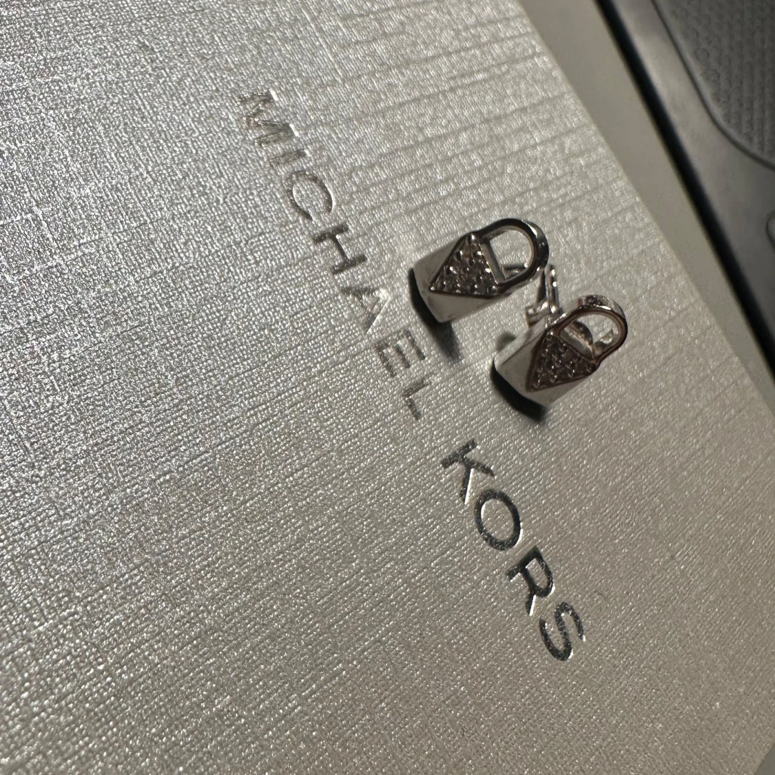 Silverörhängen från Michael Kors - 2