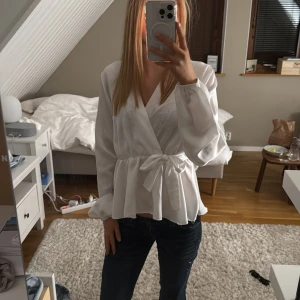 Vit missaÿ blus  - Vit blus från missay. I satin. Väldigt stilren och har snygg och bekväm passform. 