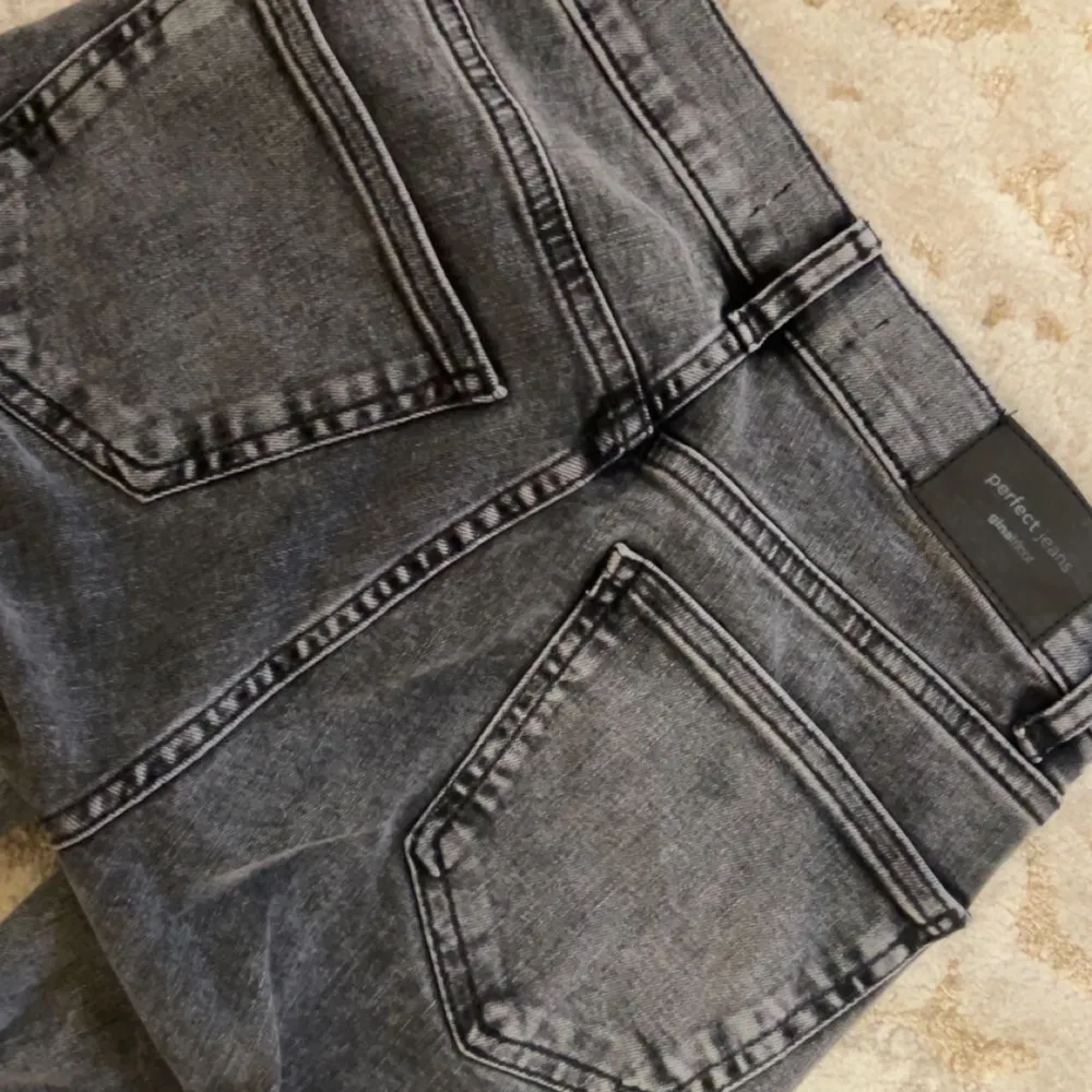 Dom är i toppen skick har endast testat de EN GÅNG!! De är pris som nyköpta, ordinare pris är 500 men söker för 149 kr!!Snygga grå bootcut jeans från Perfect Jeans. De har en klassisk femficksdesign och en knappgylf. Perfekta för en stilren look. Köpt från Gina tricot . Farkut & Housut.