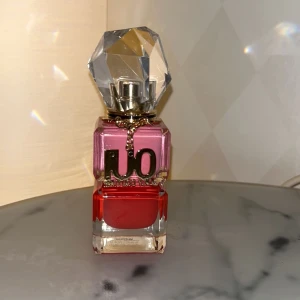 Parfym med kristallformad kork - Juicy Couture parfym!!Säljer en unik parfymflaska med en kristallformad kork. Flaskan har en rosa och röd design med en dekorativ kedja. Innehåller Eau de Parfum, 50 ml. Perfekt för den som vill ha något speciellt på hyllan. Den är helt oanvänd!!