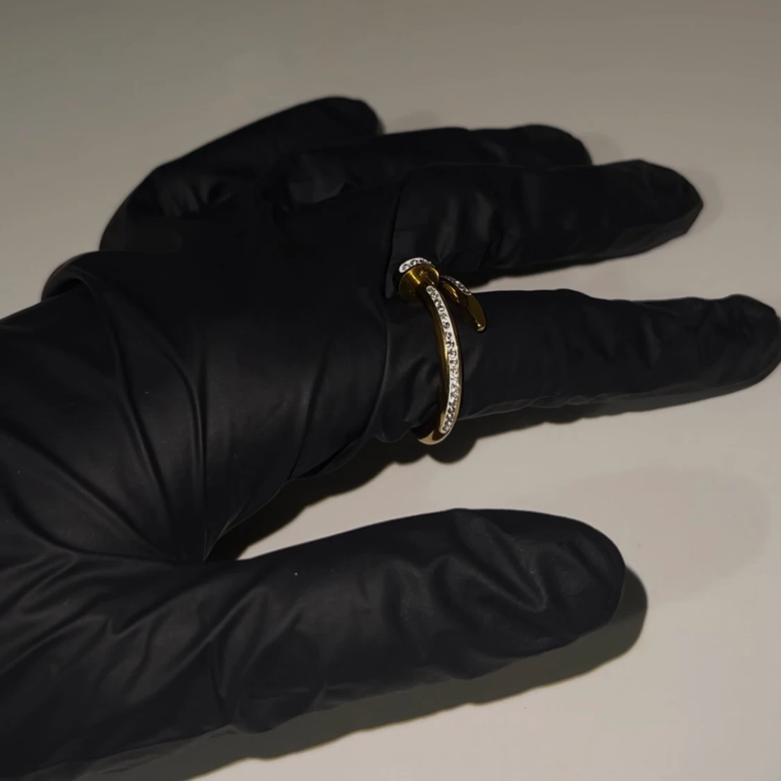 Guldfärgad ring med stenar - 1