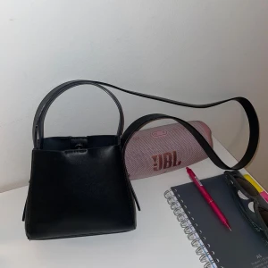 Svart axelväska - Liten, diskret väska. Plats med mobil och plånbok, inköpt i somras 