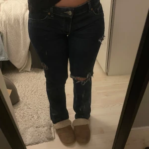 Mörkblå jeans med slitningar - Snygga mörkblå jeans med hål!                           Sytt dom lågmidjade och i benen med det är inget som syns.