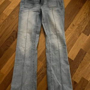 Blå jeansbyxor från Madlady - Snygga blå bootcut-jeans från Madlady med en bootcut-stil. Byxorna har framfickor och bakfickor med knapp🌸 Jeansen har inte kommit till användning därför säljer jag de! 