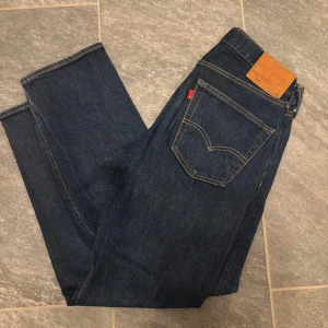 Levi's 501 - Snygga mörkblå jeans från Levi's Premium med klassisk femficksdesign. Perfekta för en stilren look. Knappt använda. Säljs då de är för små för mig och inte används. Pris kan diskuteras