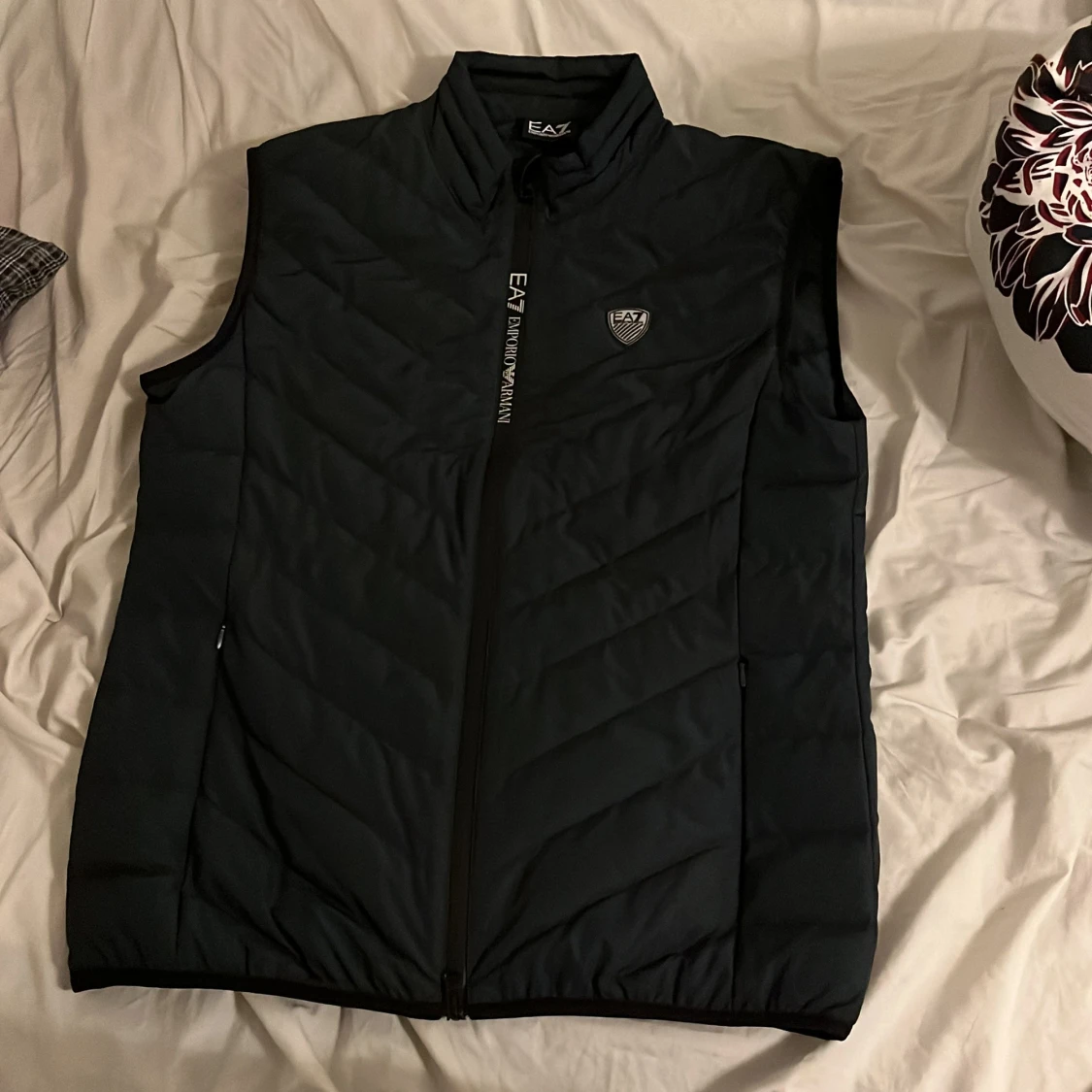 Mörk blå dunväst från EA7