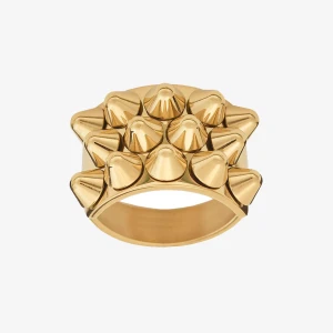 Edblad ring  - Säljer denna Edblad ring i guld med nitar storlek m, passar tyvärr ej mig. Köpt för ca två år sen men ser jätte fin ut💕