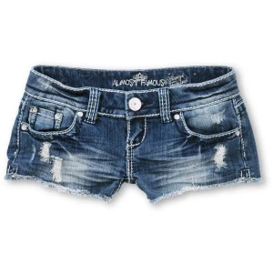 SÖKER blå jeansshorts från Almost Famous - SÖKER ett par snygga lågmidjade mörk blåa jeans shorts från almost famous. Hittat på pinterest