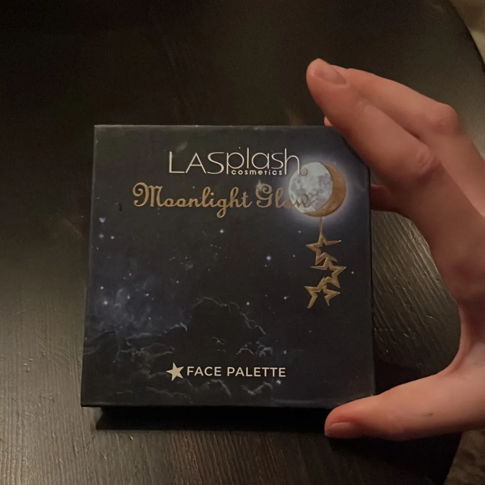 Säljer en Moonlight Glow Face Palette från LASplash Cosmetics. Paletten innehåller fyra nyanser: Celestial Peach, Stellar Pink, Twilight Contour och Cloud 9 Setting Powder. Perfekt för att skapa en strålande look med både rouge och contour.. Beauty.