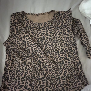 Leopardmönstrad tröja från Ralph Lauren - Säljer en leopardmönstrad tröja från Ralph Lauren. Tröjan har en rund halsringning och en liten ficka på bröstet. Perfekt för att ge din outfit en djärv touch 🐆