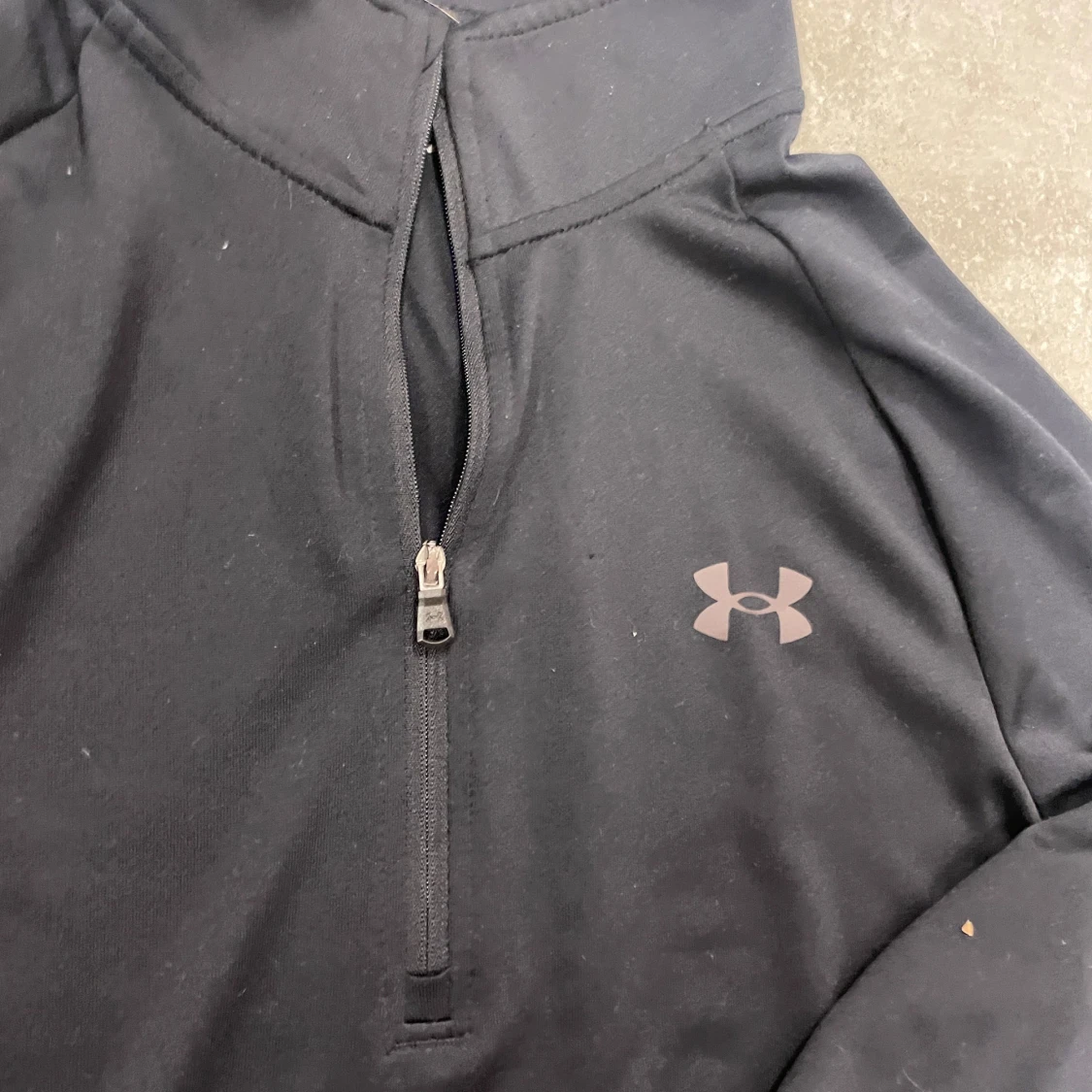 Svart långärmad tröja från Under Armour - 1