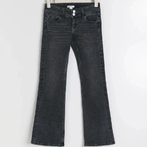 Lågmidjade jeans - Så fina lågmidjade jeans ifrån Gina i storlek 164 cm, passar även mig bra i längd som är 168 cm! Passar någon som vanligtvis bär storlek Xs/S eller 34/36!! 💓 bilderna är från hon jag köpte dom av men knappt använda av mig!