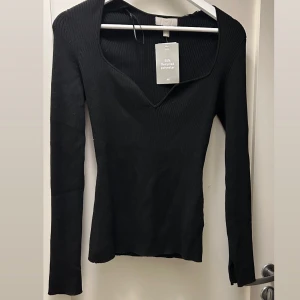 Topp  - Ny svart långärmad tröja ifrån H&M storlek M. Prislappen är kvar endast provat. 